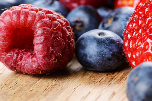 Himbeeren und  Blaubeeren eignen sich, um das Immunsystem zu stärken.